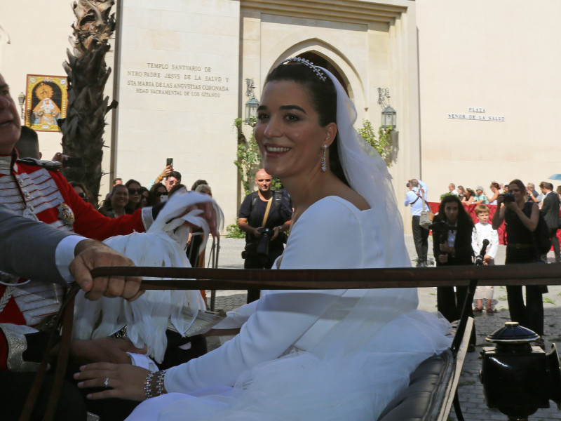 Cayetano Martínez de Irujo y Bárbara Mirjan salen de la iglesia del Cristo de los Gitanos ya convertidos en marido en mujer, a 4 de octubre de 2025, en Sevilla (Andalucía, España).