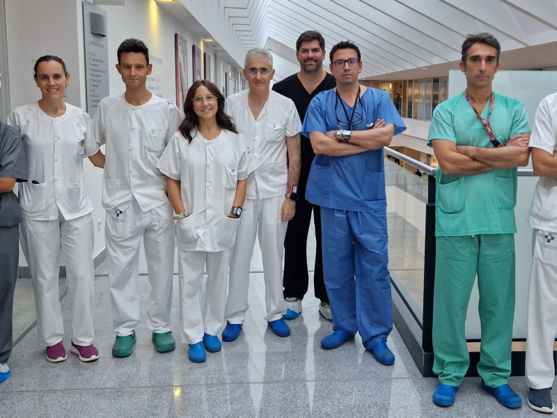 El equipo que ha realizado la primera sustitución de la válvula tricúspide por vía percutánea mediante una incisión en la vena femoral, sin cirugía, en el HUCA (Oviedo)
