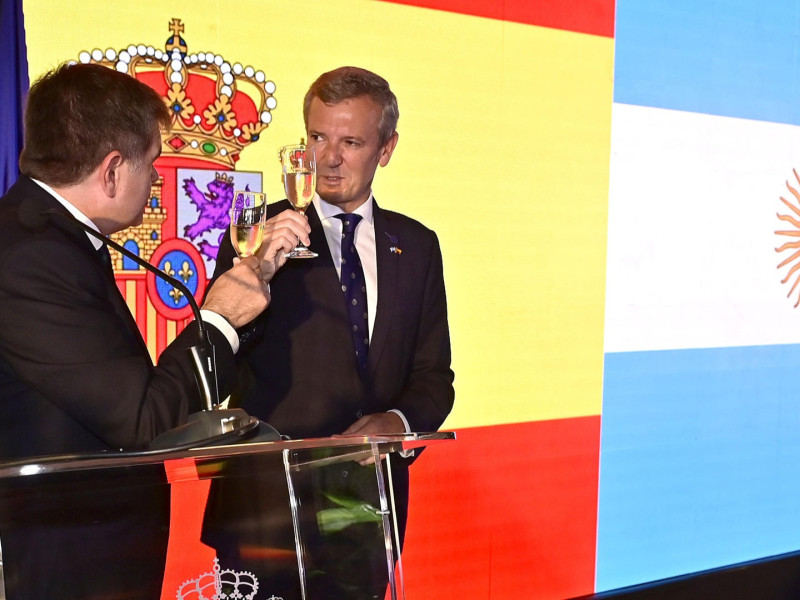 El embajador de España en Argentina, Joaquín de Arístegui, brinda con el presidente de la Xunta de Galicia, Alfonso Rueda