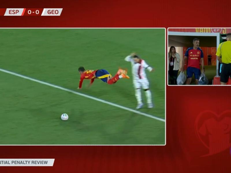 Manfredas Lukjancukas revisa el posible penalti a Ferran Torres en el España - Georgia