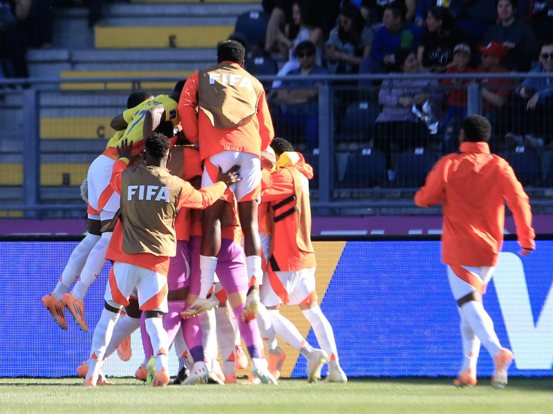 Los jugadores de Colombia celebrando un gol contra la selección española sub-20.
