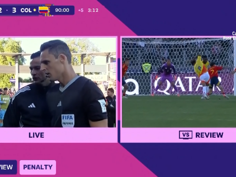 El colegiado mira la jugada en el monitor y decide cancelar el penalti sobre Belaid.