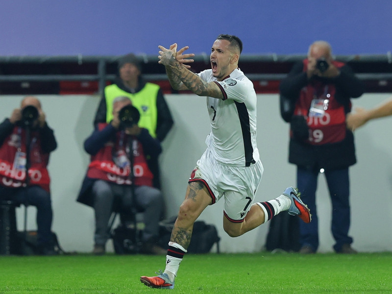 Rey Manaj celebra su gol haciendo el gesto del águila bicéfala.