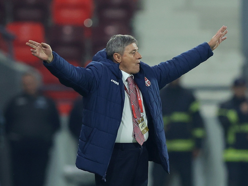 Dragan Stojkovic da indicaciones durante el partido a sus futbolistas.