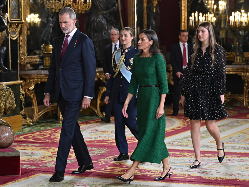 La Reina Letizia, el Rey Felipe VI, la princesa Leonor y la infanta Sofía a su llegada a la recepción en el Palacio Real de Madrid con motivo de la Fiesta Nacional este domingo.
