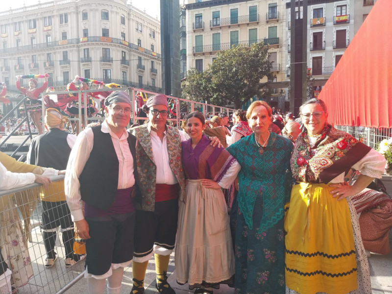 Los grupos que actúan en la plaza, preparados para bailar
