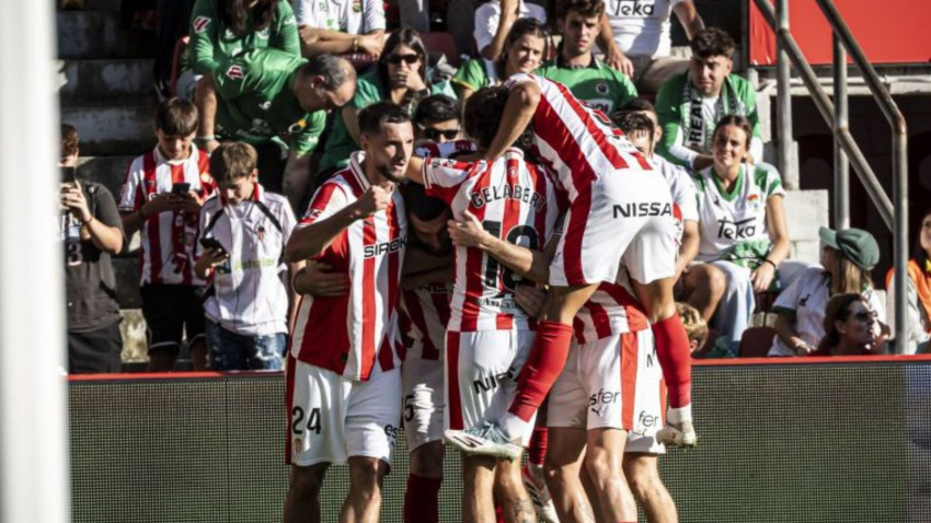 Los futbolistas del Sporting celebrando un gol contra el Racing