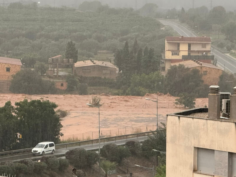 graves inundaciones en la calzada que han obligado a cortar la autopista AP-7 al tráfico.