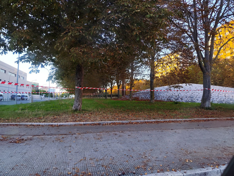Monumento a las víctimas del terrorismo acordonado ante los incidentes