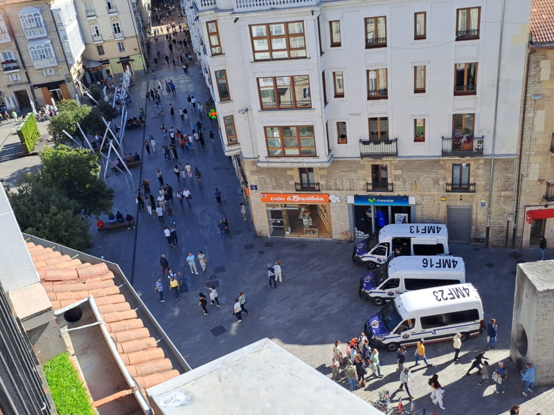 Unidades policiales en el centro de la capital vasca