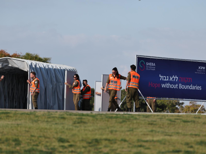 Soldados israelíes y trabajadores del hospital preparan ambulancias y equipos para recibir a los rehenes liberados por Hamás en el hospital Shiba en Ramat Gan, cerca de Tel Aviv, Israel, el 13 de octubre de 2025.