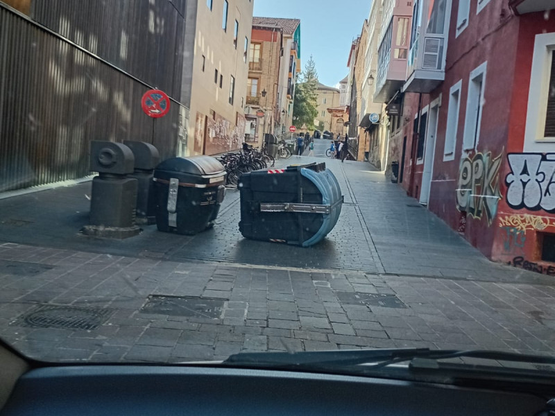 Contenedores volcados en las calles del casco viejo vitoriano