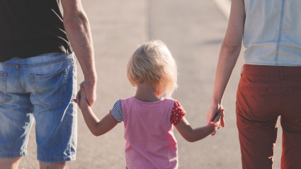 Una niña junto a sus padres