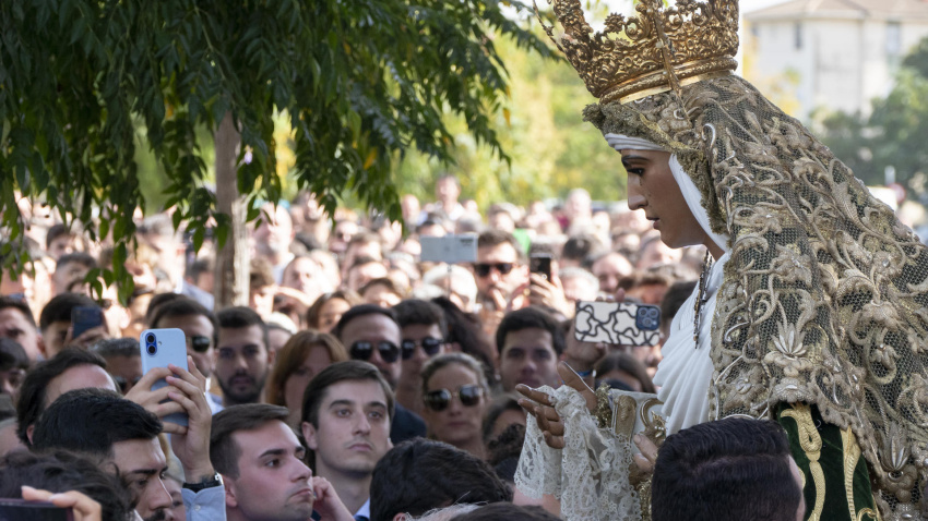 Video de la procesión de la Esperanza de Triana por las 3.000 viviendas