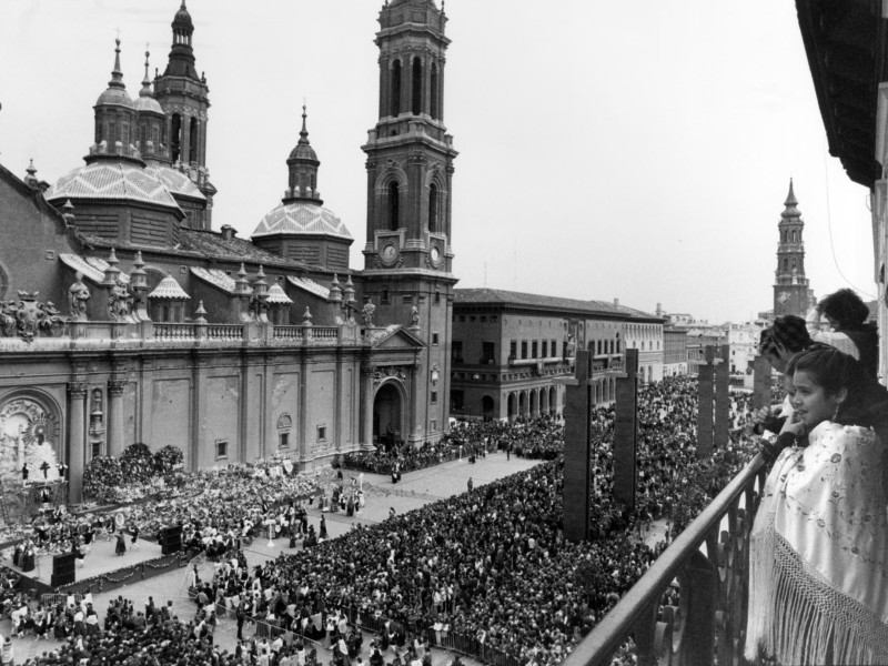 En 1992 la ofrenda seguía manteniendo su ubicación original en la fachada del Pilar