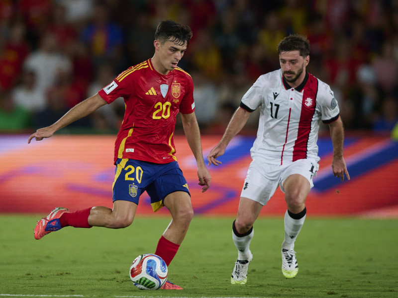Pedri jugando ante Georgia