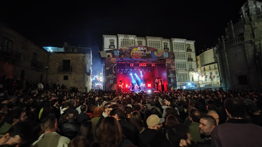 El concierto de De Ninghures abarrotó la céntrica plaza de Santa María