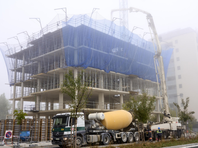 Bloque de viviendas en construcción en el barrio de Larrein de Vitoria