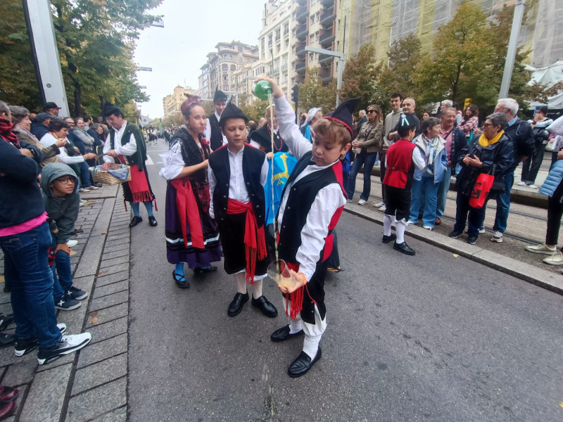 Los niños asturianos escancian sidra a su paso por el recorrido