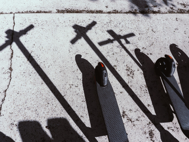 El experto recuerda que es necesario ser consciente de los riesgos de moverse en patinete si no se cumplen las normas o no se usan elementos de protección personal
