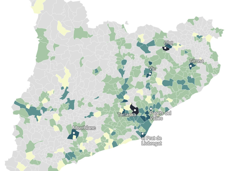 El mapa mostra els municipis de Catalunya on hi ha polígons industrials (en gris, els que no en tenen). Com més fosc el color, més polígons amb amiant en coberta té el municipi. En groc, els municipis amb polígons sense amiant.