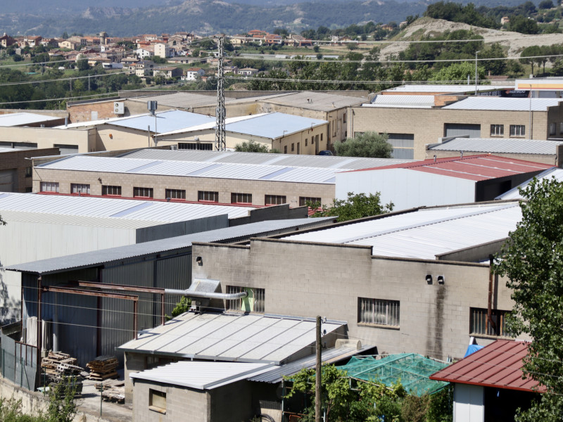 Vista general del polígon de Sant Pere de Torelló amb les teulades lliures d'amiant, després de la reparació obligada degut a les destrosses de la pedregada de l'agost del 2024