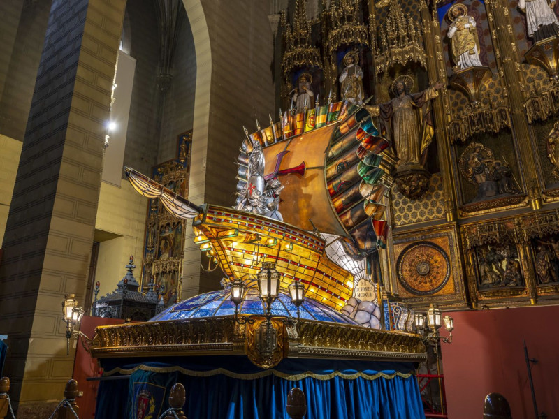 La procesión del Rosario de Cristal ilumina Zaragoza