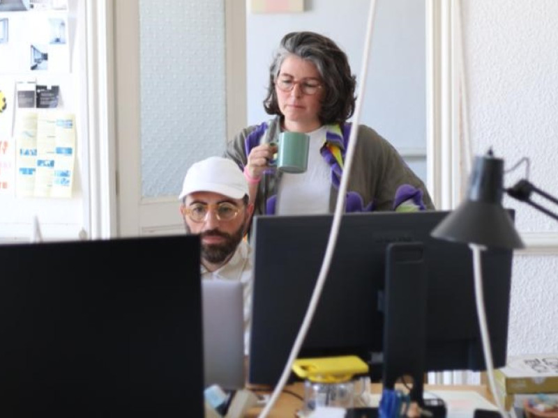 Inés Iglesias y Mateo Mastronardi trabajando en su estudio