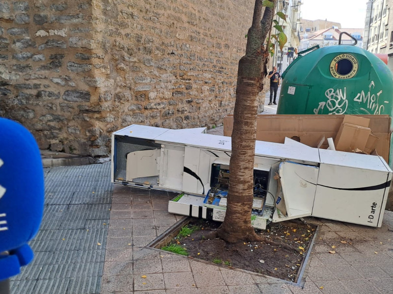 Cabina de teléfonos arrancada durante los disturbios de Vitoria