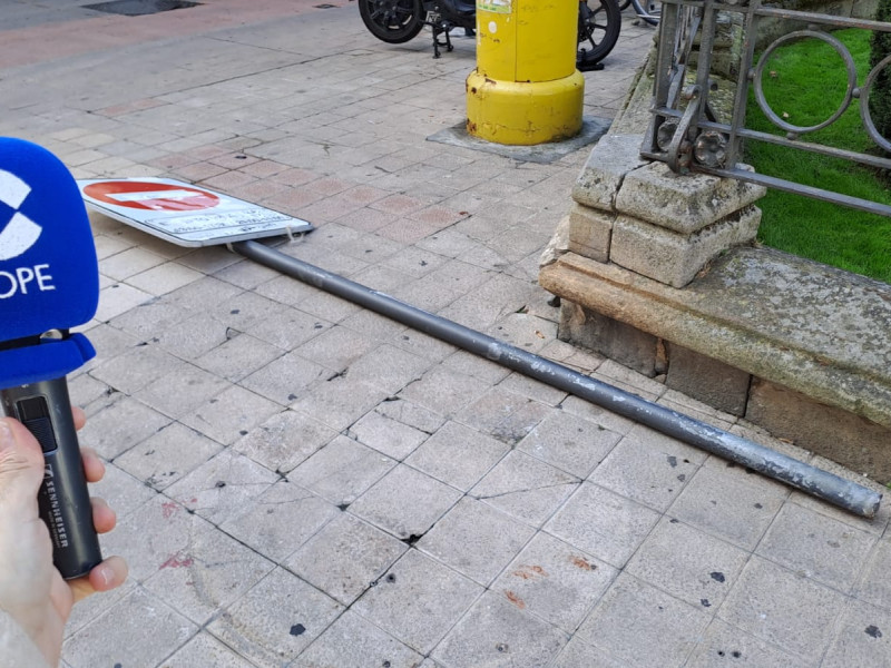 Señal destrozada tras los altercados de Vitoria