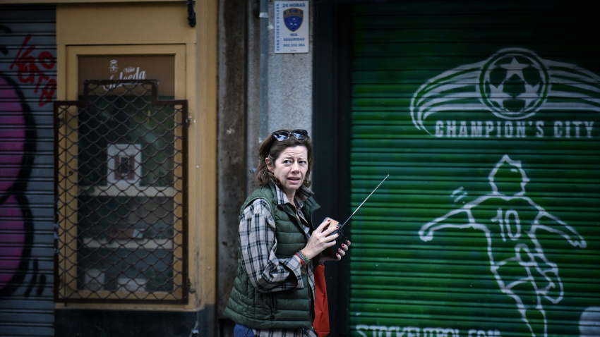 Una mujer con una radio en pleno apagón