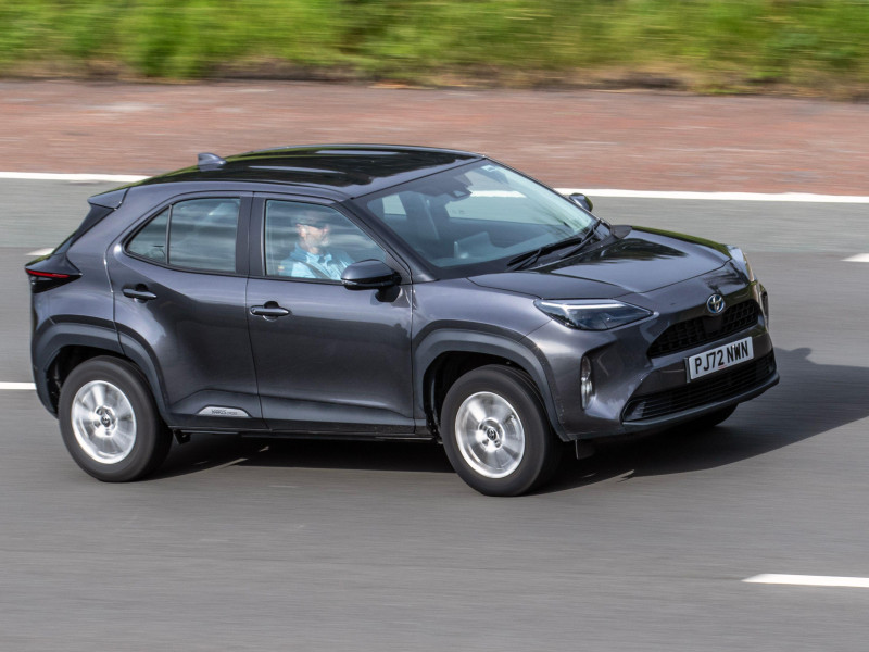 Toyota Yaris Cross Icon Hev Auto VVT-H 116 E-CVT Auto SUV Car Hybrid Electric 1490 cc; viajando a velocidad