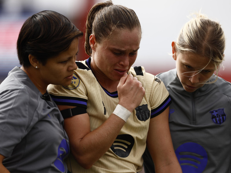 La delantera del FC Barcelona Ewa Pajor (c) se retira del terreno de juego lesionada ante el Atlético de Madrid durante el partido de la Primera Division femenina disputado en el Centro Deportivo de Alcalá de Henares, Madrid este domingo. EFE/ Daniel González