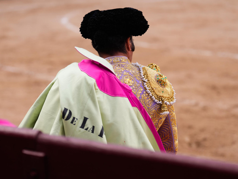 El diestro Morante de la Puebla en la lidia de su primer de la tarde en el festejo taurino de la Feria de Otoño celebrado este domingo en la plaza de Las Ventas, en Madrid