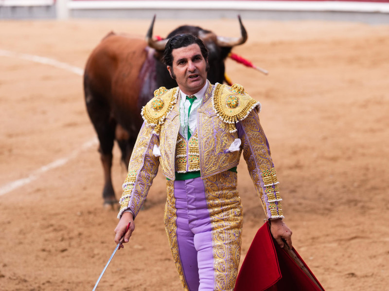 El diestro Morante de la Puebla durante el festejo taurino de la Feria de Otoño celebrado este domingo en la plaza de Las Ventas, en Madrid