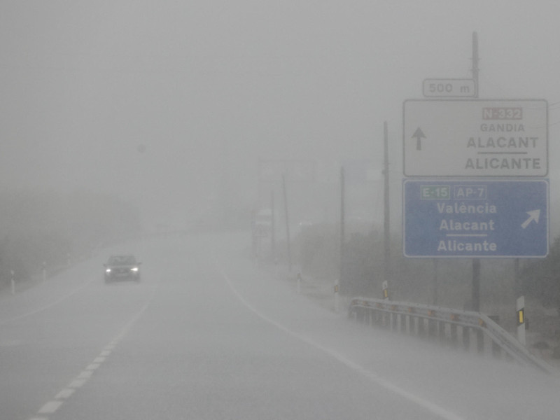Vista general de la carretera N332 bajo la lluvia a la altura de Gandía