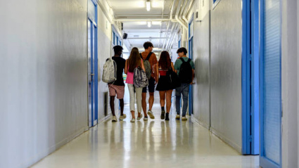 Un grupo de adolescentes en un instituto