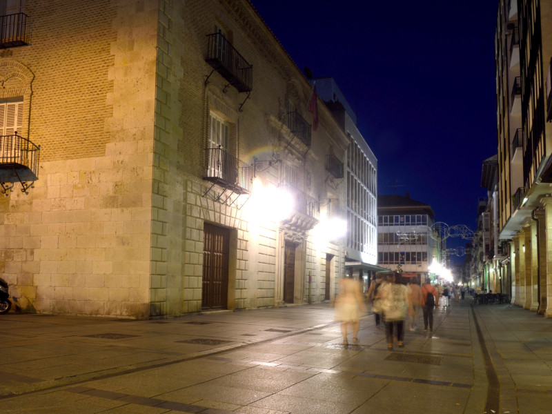 Jubilados pasean de noche por el centro histórico de Palencia