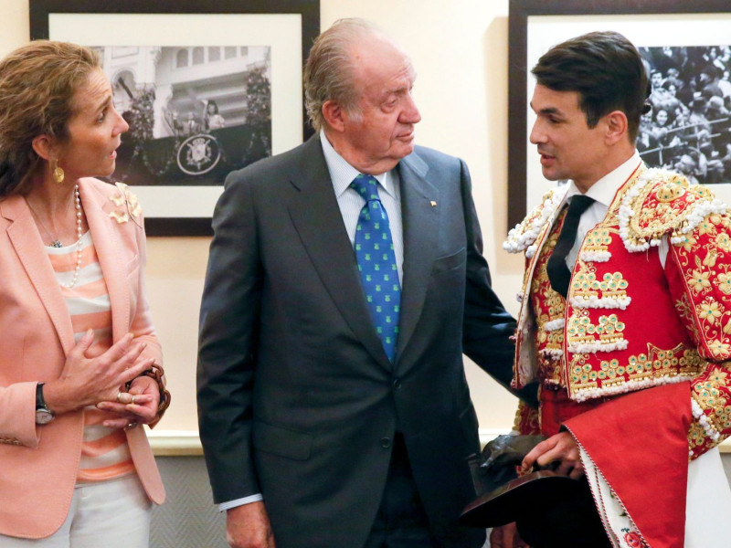 El rey Juan Carlos, la infanta Elena y el diestro José María Manzanares en el palco Real de Las Ventas en la corrida extraordinaria de la Beneficencia de 2013