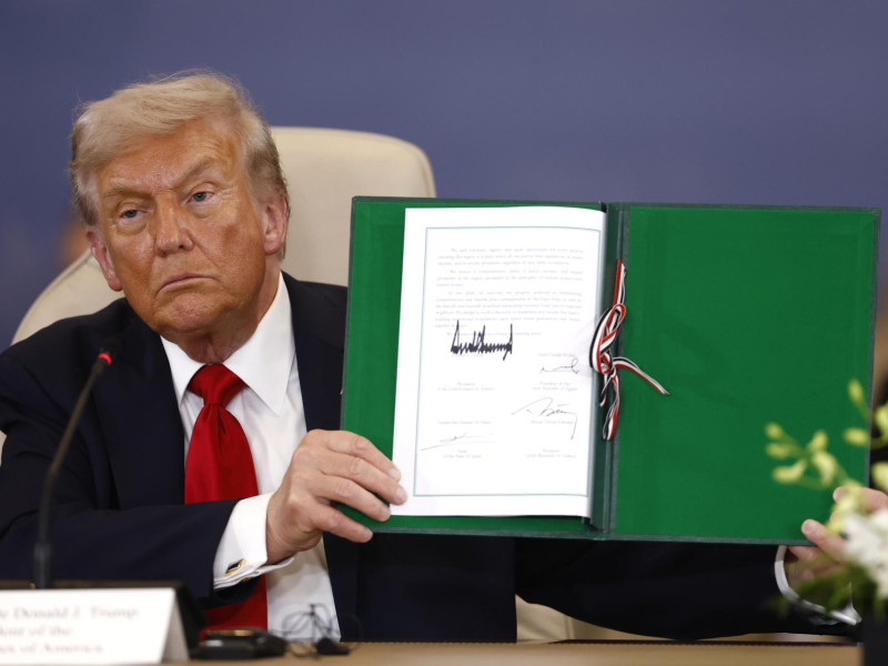 El presidente de Estados Unidos, Donald Trump, muestra un documento firmado en la Cumbre de Paz de Gaza en Sharm El-Sheikh.
