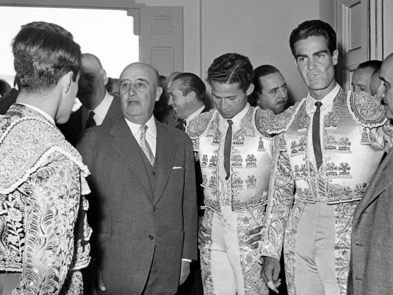 Francisco Franco junto a varios toreros durante la Corrida de la Beneficencia en 1958