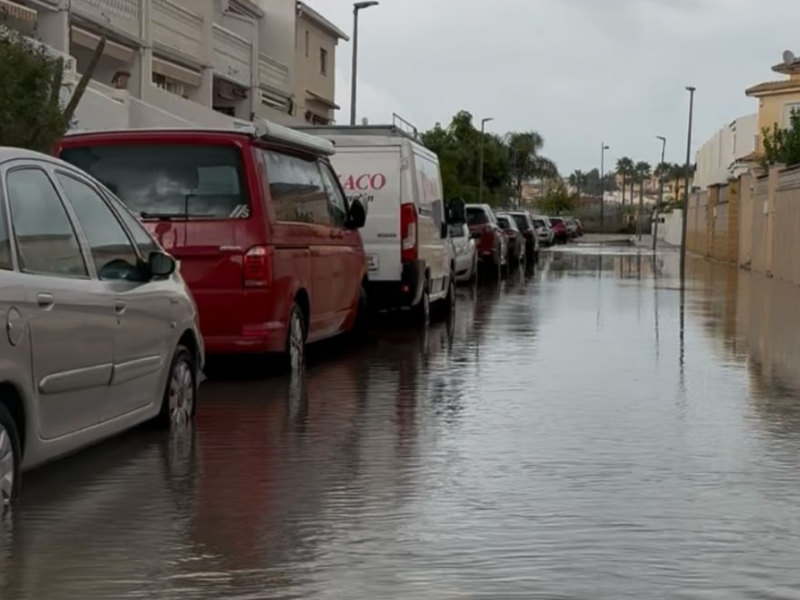 Calle inundada este lunes en Daimús (Valencia)