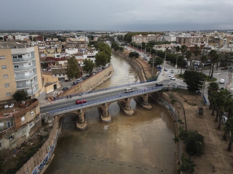 Vista general tomada con un dron del barranco del Poyo a su paso por Catarroja y Massanasa durante la DANA Alice
