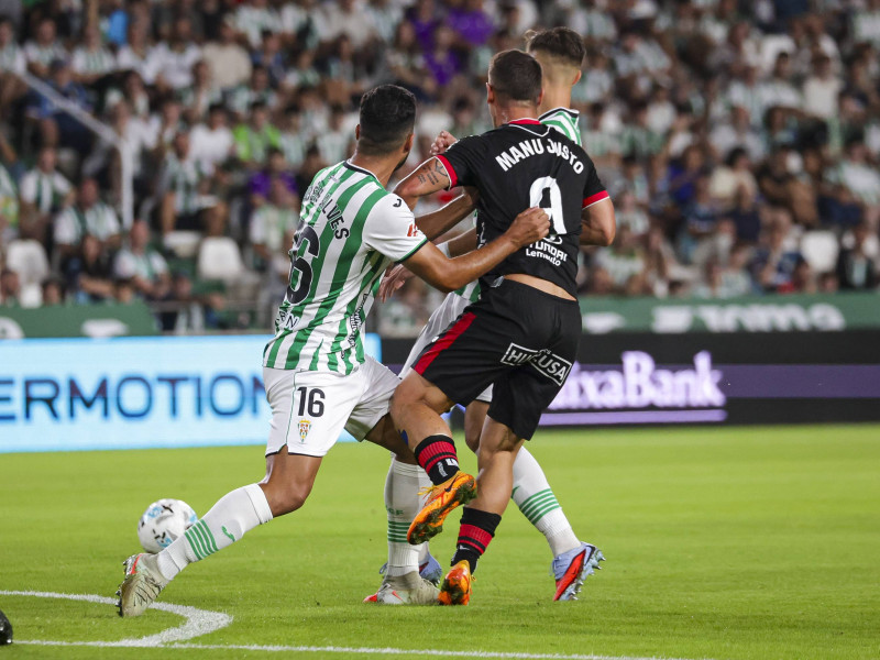 Los jugadores del Córdoba y de la Cultural Leonesa pelean por un balón