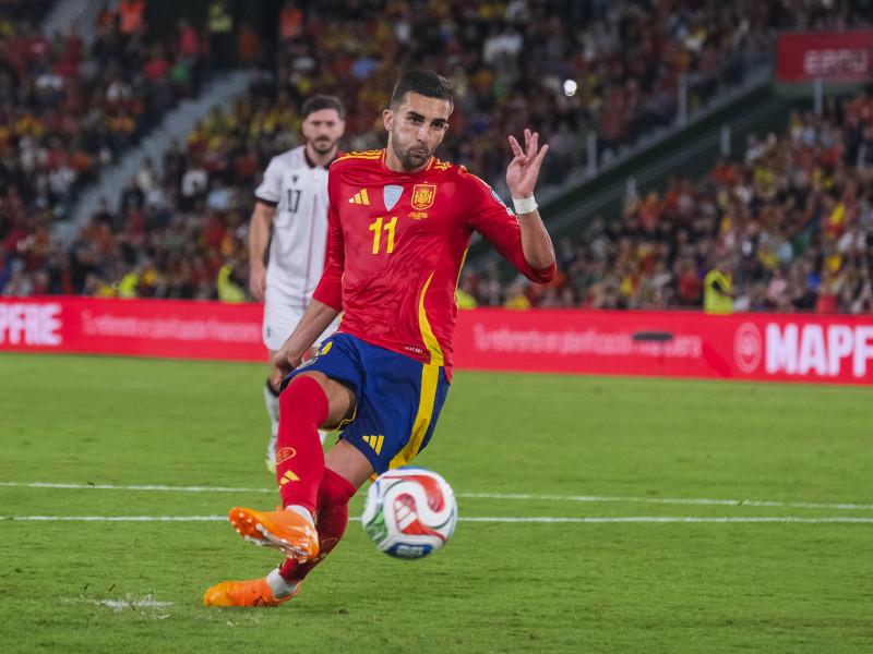 El delantero de España Ferrán Torres lanza un penalti que para el guardameta de Georgia Giorgi Mamardashvili