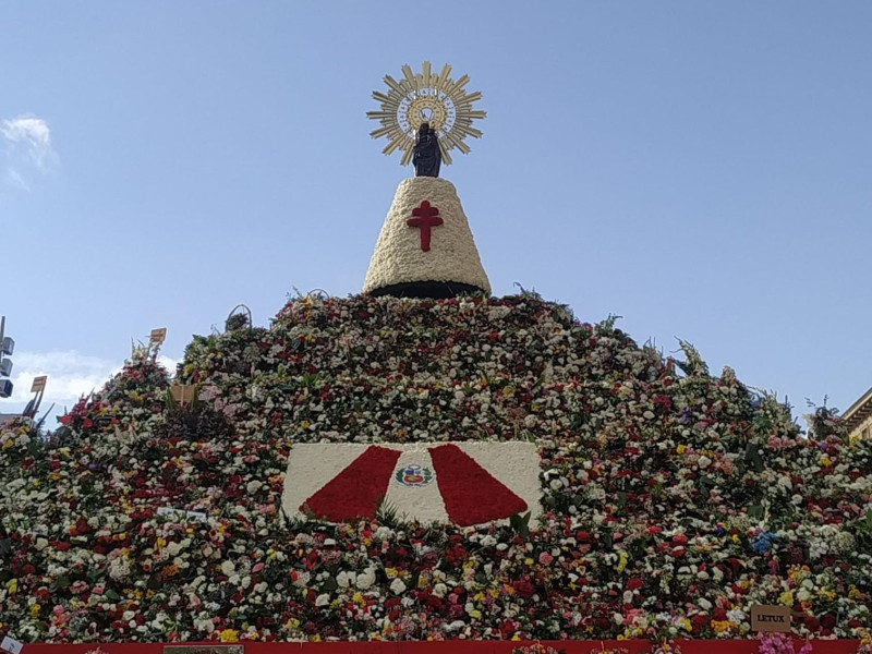 Imagen del monumento floral a la Virgen del Pilar con la bandera de Perú, país invitado.