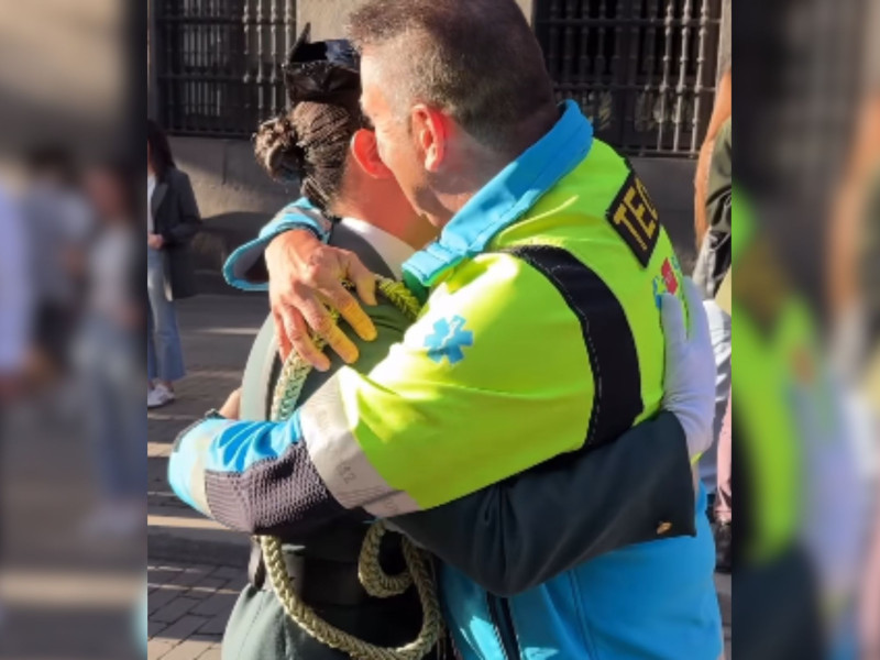 Marta se funde en un abrazo con su padre