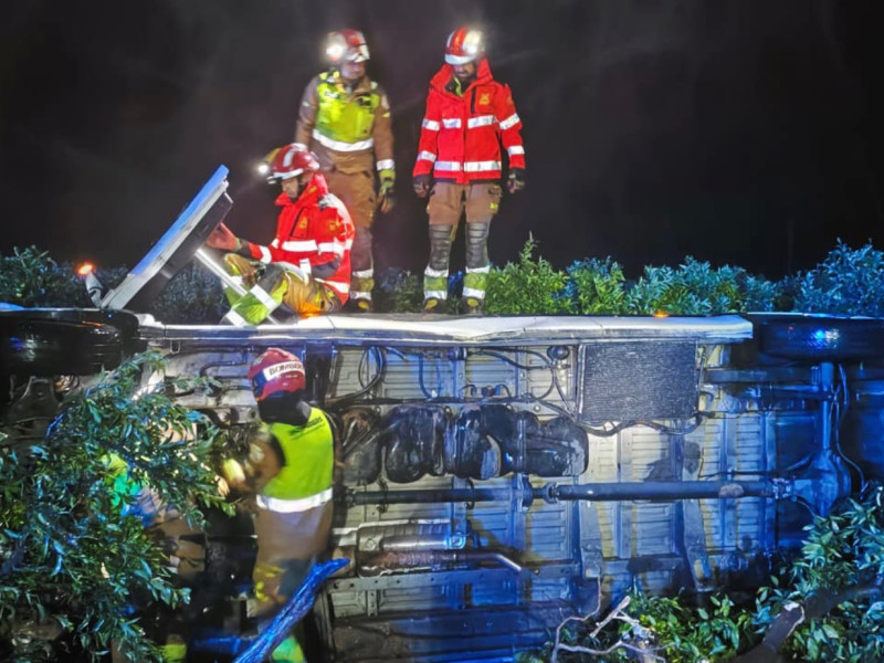 Una furgoneta volcada tras un accidente en Nules (Castellón)