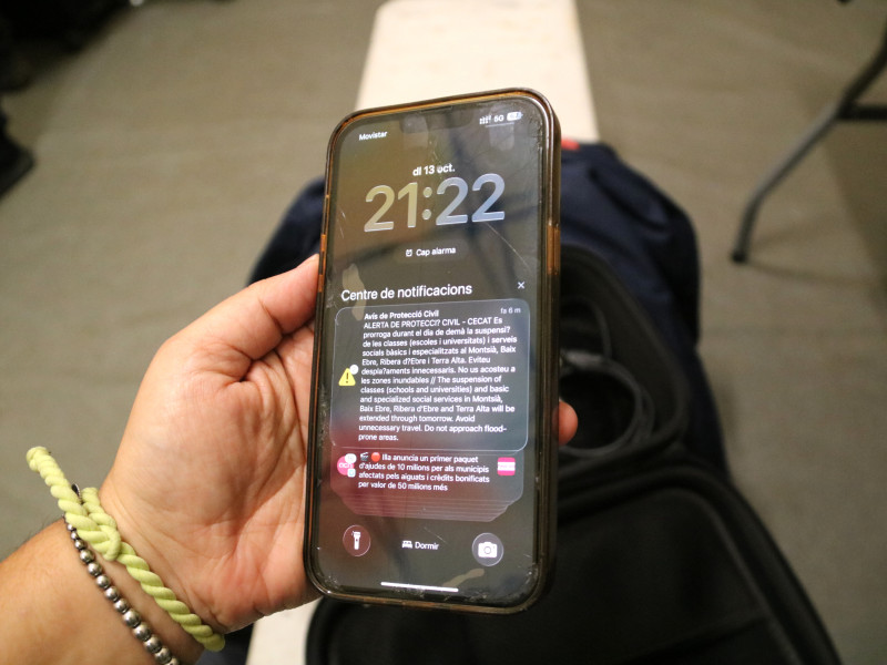 Protecció Civil envió un mensaje ES-Alert a los teléfonos móviles presentes en las cuatro comarcas afectadas para anunciar la extensión de las restricciones.