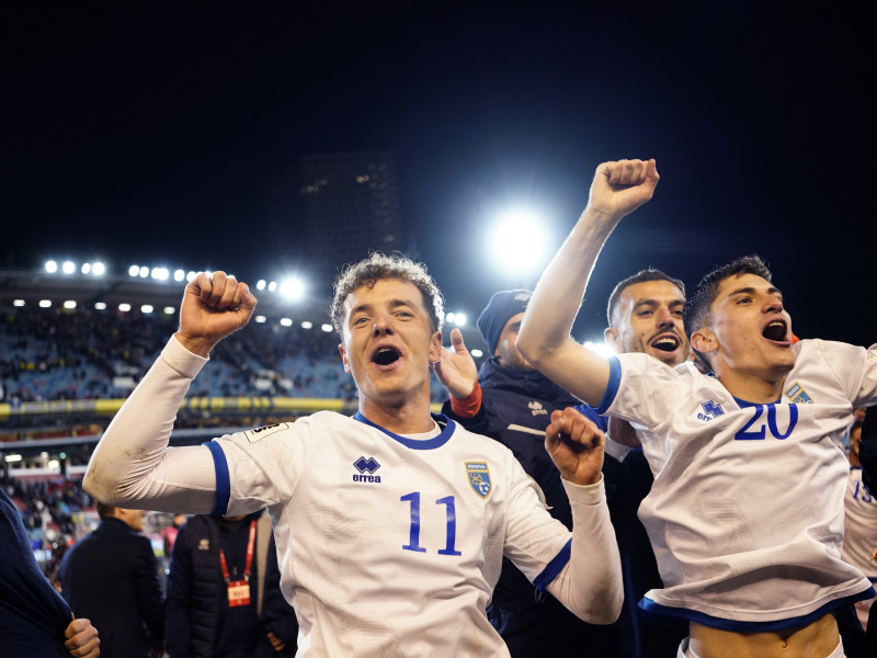 Los jugadores de Kosovo celebran la victoria